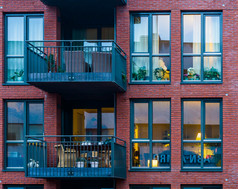 美丽的现代公寓与阳台和窗户新荷兰体系结构