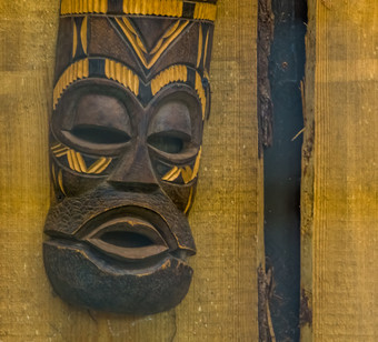 特写镜头传统的非洲面具木墙文化和精神上的装饰