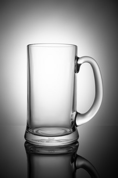 空啤酒杯子孤立的白色背景空啤酒杯子孤立的白色背景