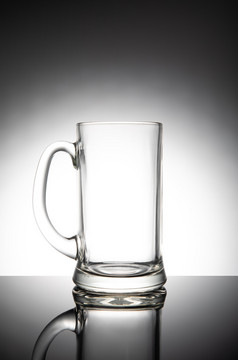 空清晰的啤酒杯子孤立的白色背景空清晰的啤酒杯子孤立的白色背景