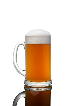 啤酒杯子与泡沫孤立的白色背景啤酒杯子与泡沫孤立的白色背景