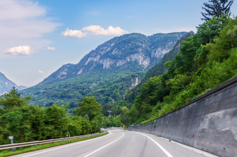 高速公路的阿尔卑斯山脉美丽的自然奥地利高速公路的阿尔卑斯山脉美丽的自然奥地利