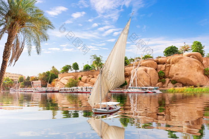 的尼罗河和帆船前面传统的建筑阿斯旺埃及的尼罗河和帆船前面传统的建筑阿斯旺埃及