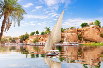 的尼罗河和帆船前面传统的建筑阿斯旺埃及的尼罗河和帆船前面传统的建筑阿斯旺埃及