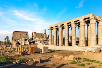 著名的桥塔卢克索寺庙视图的柱子和雕像埃及著名的桥塔卢克索寺庙视图的柱子和雕像埃及