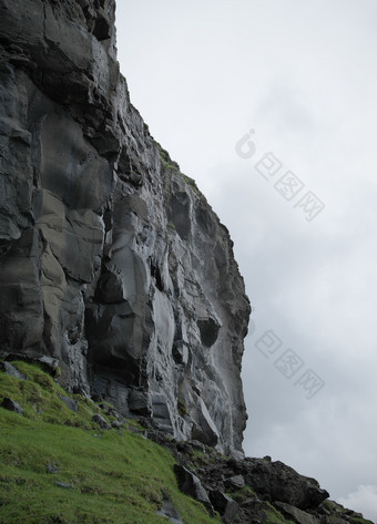 垂直景观图像湿黑色的彩色的岩石墙火山起源后的雨与石头楼梯的左一边的变幻莫测岛的法罗岛屿光荣的风景的法罗语明信片主题