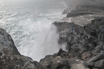 风景优美的图像bosdalafossur瀑布和高波对悬崖的岛变幻莫测的法罗岛屿在哪里的湖sorvagsvatn搜索水湖瀑布成北大西洋海洋光荣的风景的法罗语明信片主题