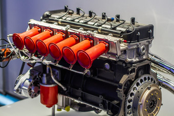传奇赛车运动引擎与红色的管道油门