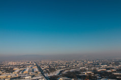 mukachevo小城市景观与雪背景