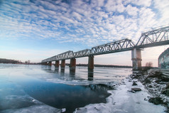 铁路桥在Dnipro与美丽的多云的天空基辅乌克兰