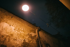 老古董维尔纽斯老小镇墙与明亮的街灯笼黄昏