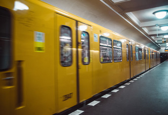 黄色的模糊地铁火车柏林公共地铁运输地下站室内