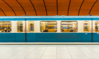 慕尼黑地铁地铁站与未来主义的设计和橙色充满活力的颜色