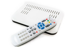 远程和白色接收机为互联网集前盒子白色背景前视图