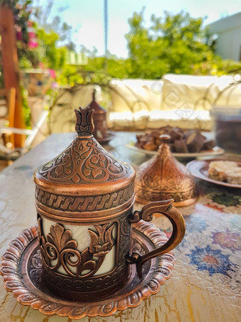 <strong>传统</strong>的土耳其咖啡和土耳其高兴的是<strong>传统</strong>的铜手工艺品与花园的Backgorund一边视图