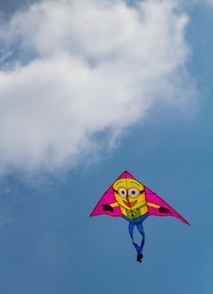 色彩斑斓的风筝飞行对蓝色的天空与一些云绿色周一雅典希腊