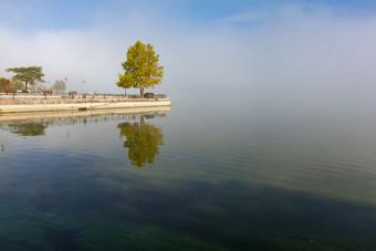 大气场景树和散步反射湖潘沃蒂斯有雾的早....约希腊
