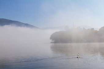 <strong>大气场景</strong>湖潘沃蒂斯有雾的早....约希腊与两个天鹅和狮子帕夏清真寺的背景