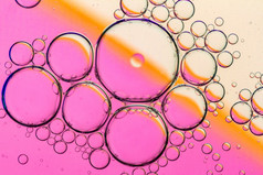 摘要背景石油泡沫水表面粉红色的大马哈鱼色彩斑斓的调色板宏特写镜头拍摄