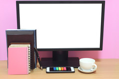 移动PC空白屏幕和书是放置的桌子上和有复制空间的概念你的工作