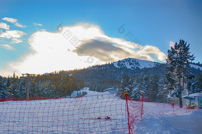 风景优美的高山景观与山范围森林红色的保护栅栏创建矩形形状和白雪覆盖的山上衣的背景国家公园吉尔吉斯斯坦不错的视图