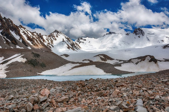 美妙的<strong>山景</strong>观与湖云山峰风景如画的视图附近阿霉素湖柯尔克孜族alatoo山tian-shan吉尔吉斯斯坦美妙的<strong>山景</strong>观与湖云山峰风景如画的视图附近阿霉素湖