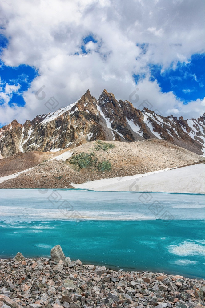 美妙的山景观与绿松石湖反射山峰风景如画的视图附近阿霉素湖柯尔克孜族alatoo山tian-shan吉尔吉斯斯坦美妙的山景观与绿松石湖反射山峰风景如画的视图附近阿霉素湖