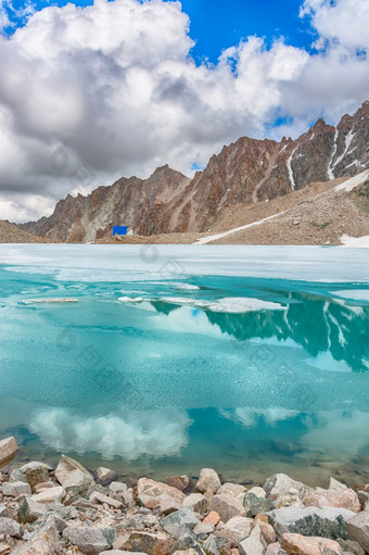 美妙的山景观与绿松石湖反射山峰风景如画的视图附近阿霉素湖柯尔克孜族alatoo山tian-shan吉尔吉斯斯坦美妙的山景观与绿松石湖反射山峰风景如画的视图附近阿霉素湖