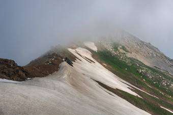 <strong>田园</strong>夏天景观与徒步旅行小道的雪山和云tian-shan吉尔吉斯斯坦<strong>田园</strong>夏天景观与徒步旅行小道的雪山和云