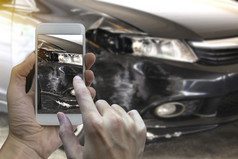 手持有聪明的电话取照片的场景车崩溃和事故车事故为保险