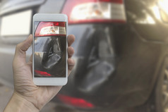 手持有聪明的电话取照片的场景车崩溃车事故为保险