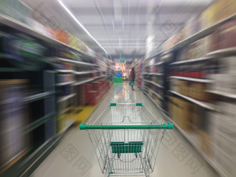 超市过道与空购物车超市商店摘要模糊背景与购物车