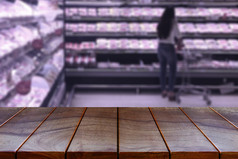 空木表格空间平台和模糊超市过道与产品货架上背景为产品显示蒙太奇