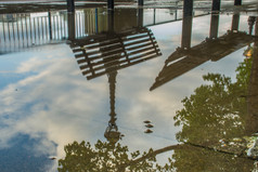 反射的水的路径银行的河泰晤士河后雨合适的为背景图片