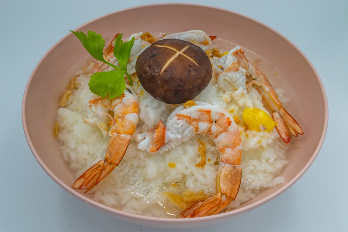 有营养的和美味的海鲜粥大米虾粥与香菇蘑菇斜视图从的前