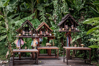 精神房子和树根交织在一起微型房子为《卫报》精神与加兰和一些纪念册神房子专用的结构荣誉的监护人的土地那发现的东南亚洲国家
