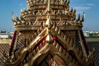 曼谷泰国11月对称视图罗哈普拉萨特金属宫拉查纳达拉姆寺庙通过的门罗哈普拉萨特金属宫著名的旅游目的地曼谷