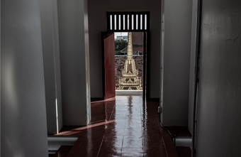 曼谷泰国11月视图从罗哈普拉萨特金属宫拉查纳达拉姆寺庙通过的门罗哈普拉萨特金属宫著名的旅游目的地曼谷泰国