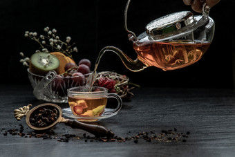 美丽的<strong>作文</strong>与热水果茶倒从的玻璃茶壶成玻璃与茶Herbal和茶离开过程酝酿茶