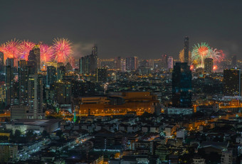 色彩斑斓的烟花与城市景观晚上光视图曼谷天际线《暮光之城》时间新一年庆祝活动烟花曼谷城市泰国烟花光天空圣诞节新一年节日与免费的空间为文本焦点具体地说