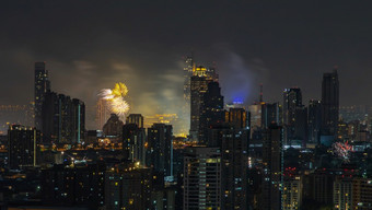 色彩斑斓的烟花与城市景观晚上光视图曼谷天际线《暮光之城》时间新一年庆祝活动烟花曼谷城市泰国烟花光天空圣诞节新一年节日与免费的空间为文本焦点具体地说