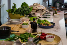 厨房与烹饪表格的中间的房间和的表格完整的成分为烹饪的概念食物健康的生活方式焦点具体地说