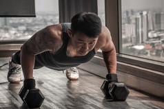 曼谷泰国10月英俊的肌肉发达的男人。做俯卧撑哑铃健身房健身俱乐部健康的生活方式健身运动员构建器肌肉生活方式