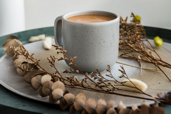 热橙色牛奶茶蓝色的陶瓷杯甜蜜的点心泰国牛奶茶陶瓷和干花陶瓷板焦点具体地说