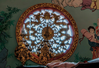 春武里泰国2月中国式的墙和双胞胎中国人龙雕塑装修中国式的圆形窗口通过哪一个雷光通过焦点具有特效的