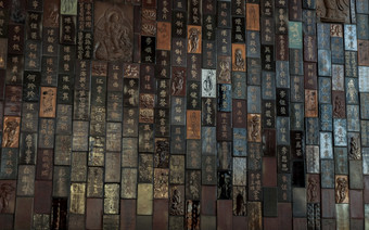 曼谷泰国2月中国人刻字教导和雕刻佛图片成板彩色的瓷砖寺庙墙光三寺庙焦点和模糊