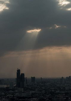 的太阳rsquo射线通过通过的云和照亮斯希宁下来在的摩天大楼曼谷洞照明选择