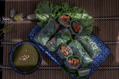 健康的越南春天卷部分的东西蔬菜陶瓷板服务与辣的酱汁前视图焦点具体地说