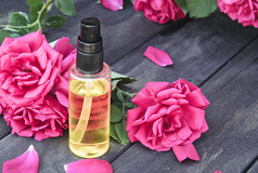 瓶香石油与红色的玫瑰木表格芳香疗法瓶香石油与红色的玫瑰木表格