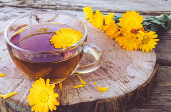 Herbal茶从聚花透明的玻璃杯子提取酊聚的杯药用植物Herbal茶从聚花透明的玻璃杯子提取酊聚的杯